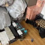 Peste 3.000 de produse susceptibile a fi contrafăcute și aproximativ 31.000 de țigarete fără timbru fiscal, descoperite de polițiștii de frontieră din Giurgiu și Bechet